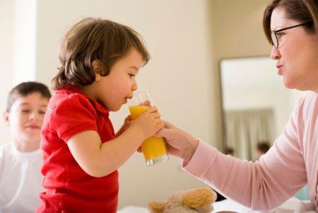 Cha mẹ nên cho bé uống nhiều nước hoa quả